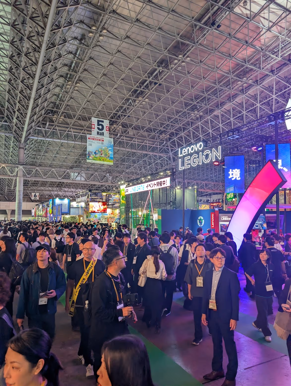 Tłum zwiedzających w hali targowej Tokyo Game Show 2026 pod stalowym dachem