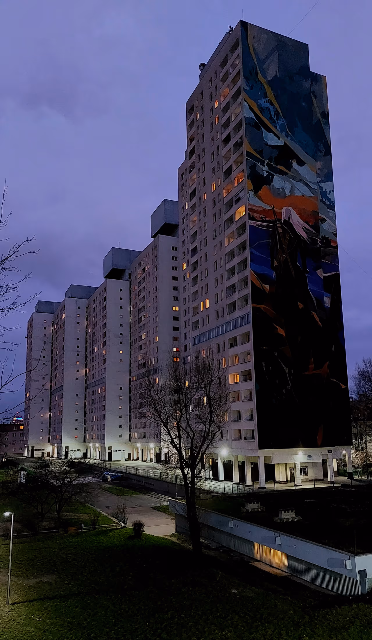 ウッチ市ピョトルコフスカ通りの1970年代の高層住宅と、リヴィアのゲラルトの壁画