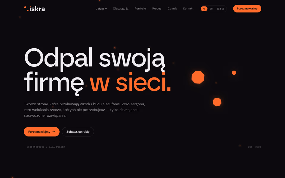 Pierwszy ekran strony Iskry: hasło „Odpal swoją firmę w sieci.” na ciemnym tle z pomarańczowymi ośmiokątami.
