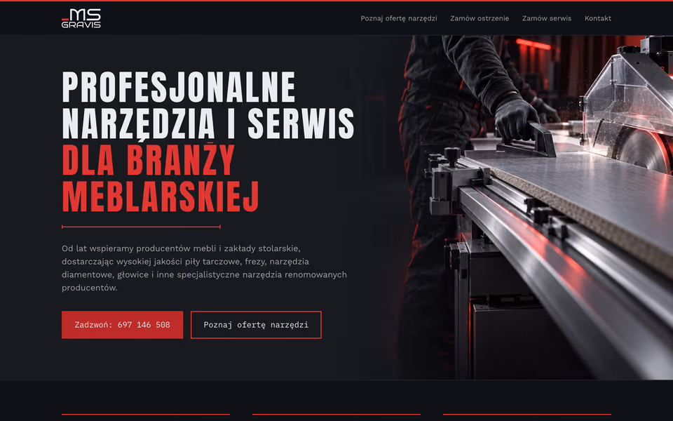 Pierwszy ekran strony MS Gravis: białe i czerwone hasło o narzędziach i serwisie dla branży meblarskiej na ciemnym tle, obok kadr z pracy przy pilarce formatowej i czerwony przycisk z numerem telefonu.
